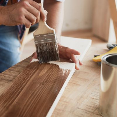 Barnizar la madera: consejos y materiales necesarios.